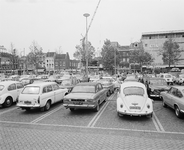 850449 Afbeelding van geparkeerde auto's op het Vredenburg te Utrecht, uit het zuiden; op de achtergrond rechts ...